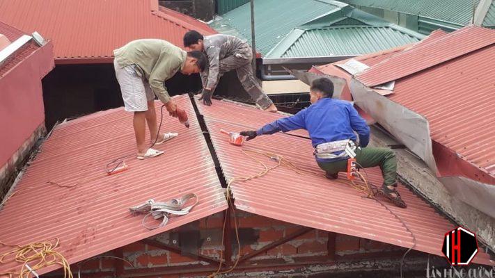 Thợ sửa chữa mái tôn tại nhà uy tín - chuyển nghiệp